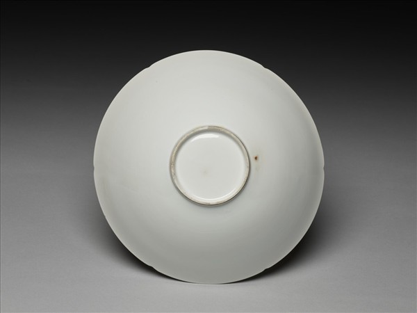 甜白釉暗花龍紋葵口碗