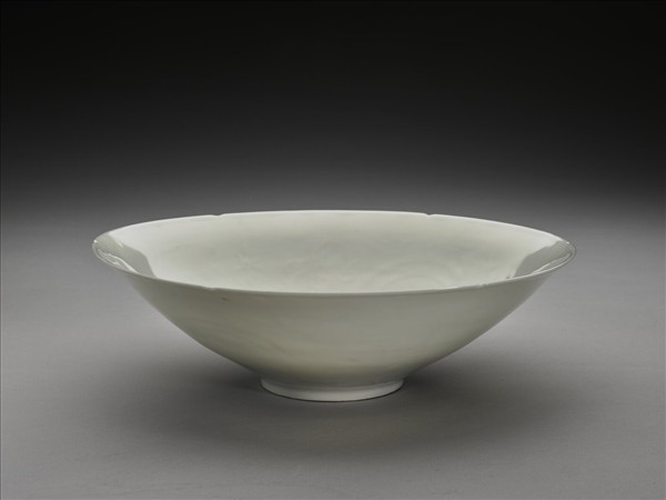 甜白釉暗花龍紋葵口碗