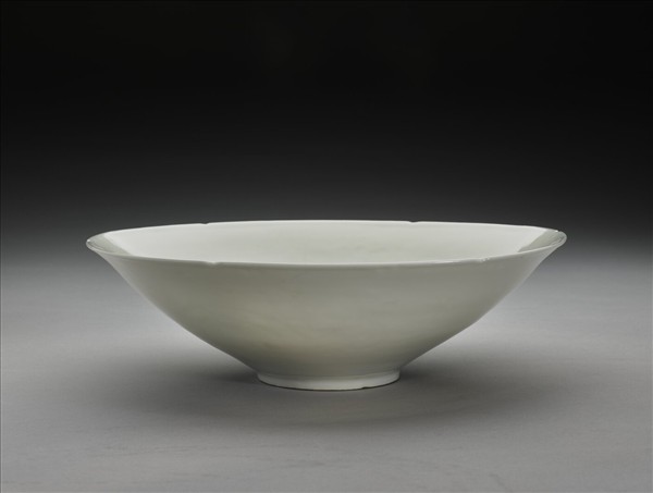 甜白釉暗花龍紋葵口碗