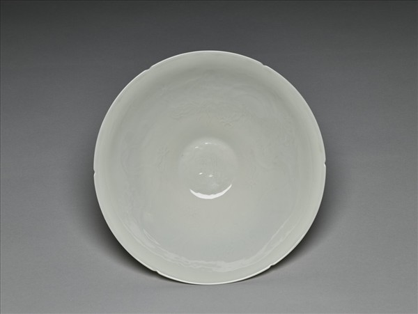 甜白釉暗花龍紋葵口碗