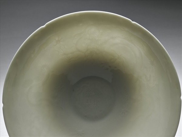 甜白釉暗花龍紋葵口碗