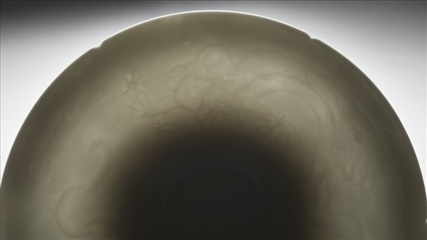 甜白釉暗花龍紋葵口碗