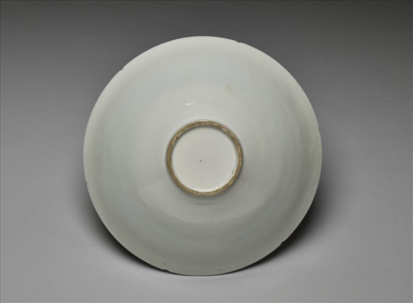 甜白釉暗花龍紋葵口碗