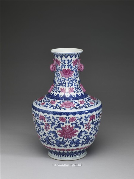 青花紫彩花卉紋雙耳瓶