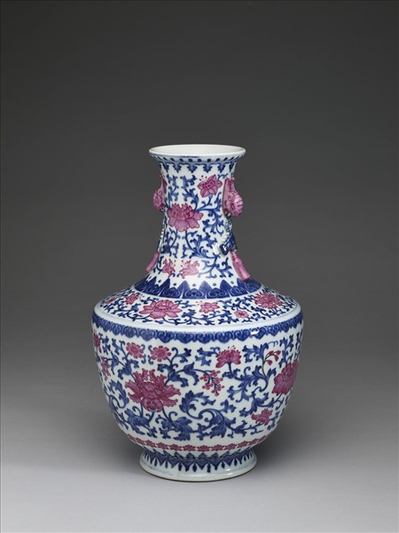 青花紫彩花卉紋雙耳瓶