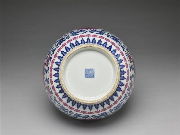 青花紫彩花卉紋雙耳瓶