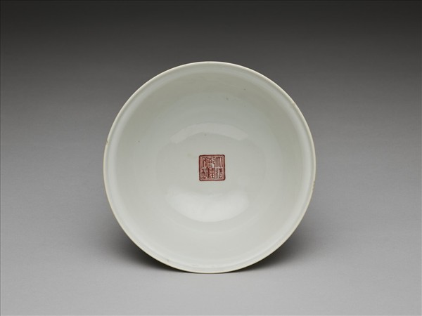 描紅雲龍戲珠紋高足蓋碗