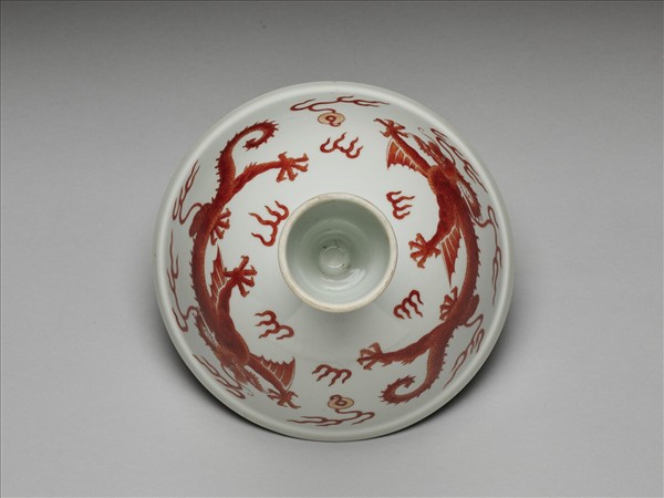 描紅雲龍戲珠紋高足蓋碗