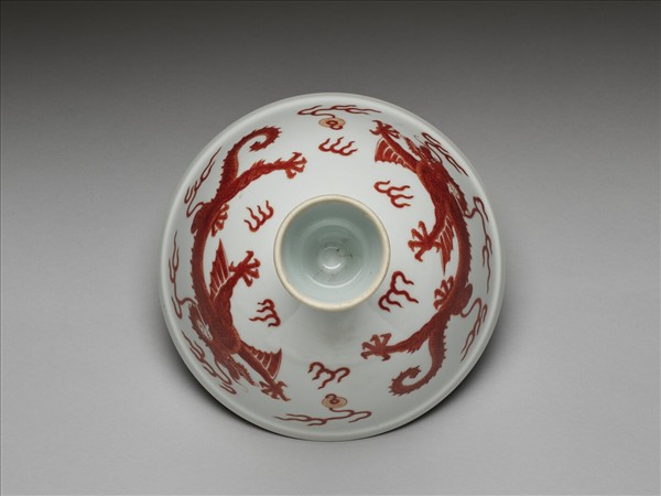 描紅雲龍戲珠紋高足蓋碗