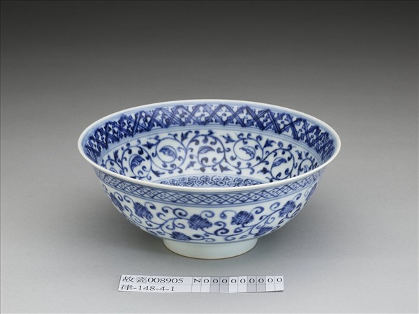 青花纏枝花卉紋碗