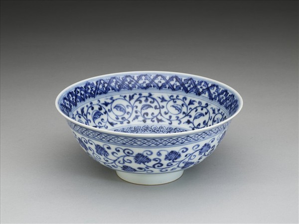 青花纏枝花卉紋碗