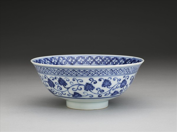 青花纏枝花卉紋碗