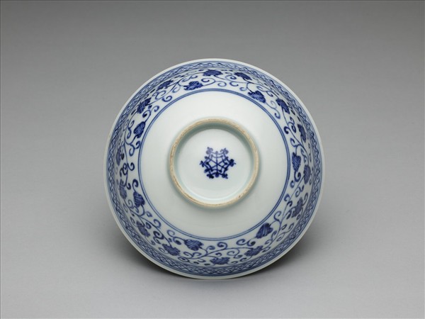 青花纏枝花卉紋碗