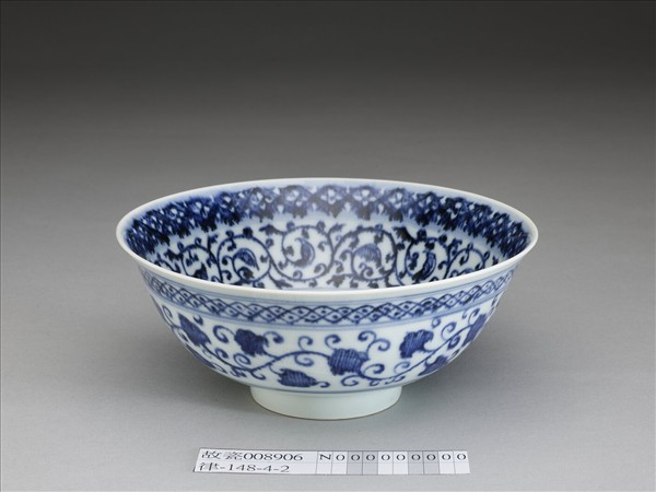 青花纏枝花卉紋碗
