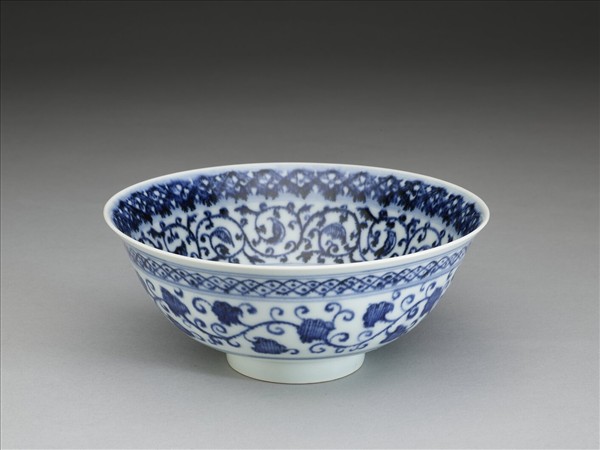 青花纏枝花卉紋碗