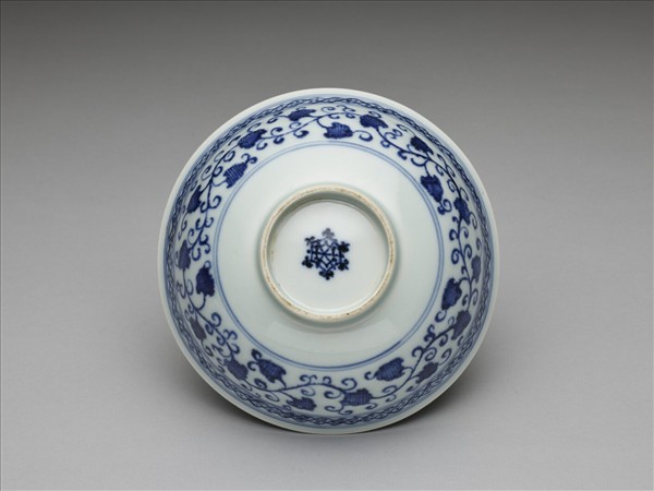 青花纏枝花卉紋碗