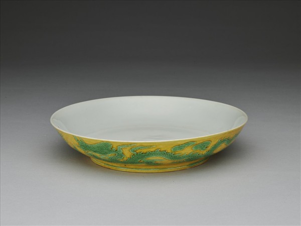 黃地綠彩雙龍戲珠紋盤