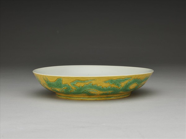 黃地綠彩雙龍戲珠紋盤