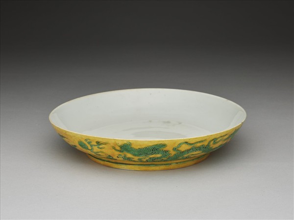 黃地綠彩雙龍戲珠紋盤