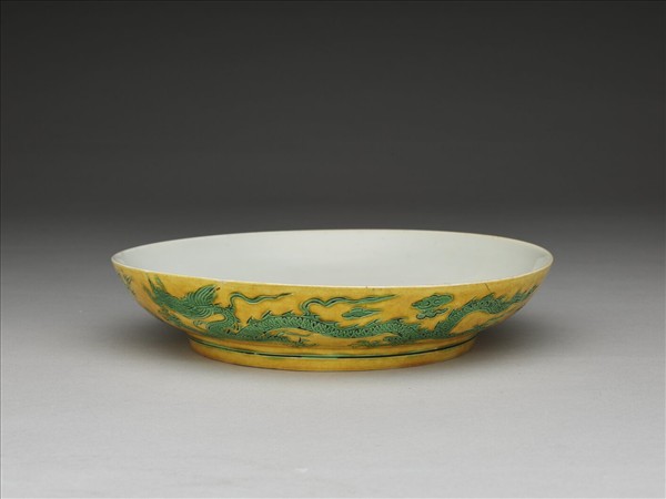 黃地綠彩雙龍戲珠紋盤