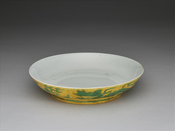 黃地綠彩雙龍戲珠紋盤