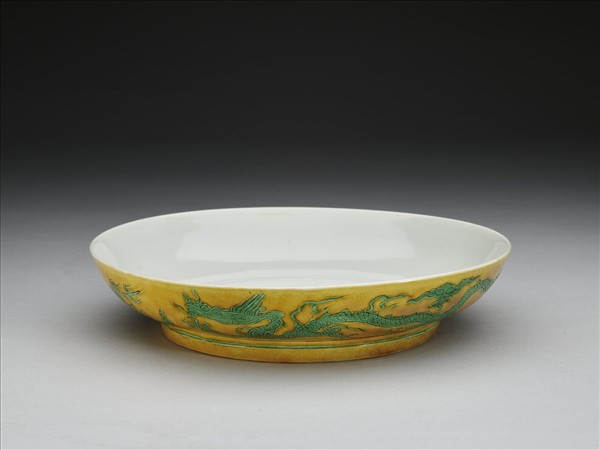 黃地綠彩雙龍戲珠紋盤