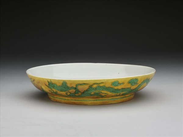 黃地綠彩雙龍戲珠紋盤