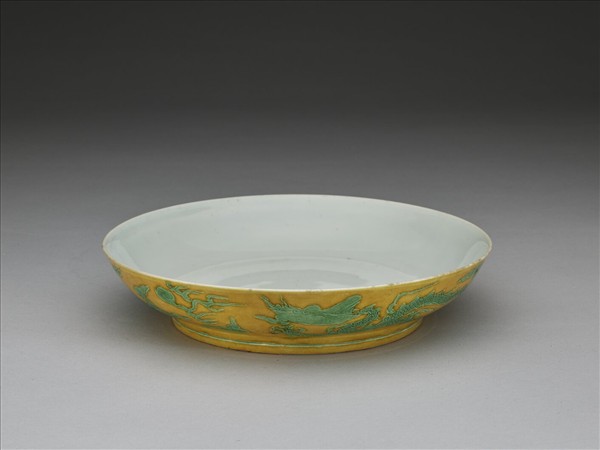 黃地綠彩雙龍戲珠紋盤