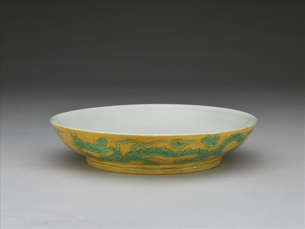 黃地綠彩雙龍戲珠紋盤