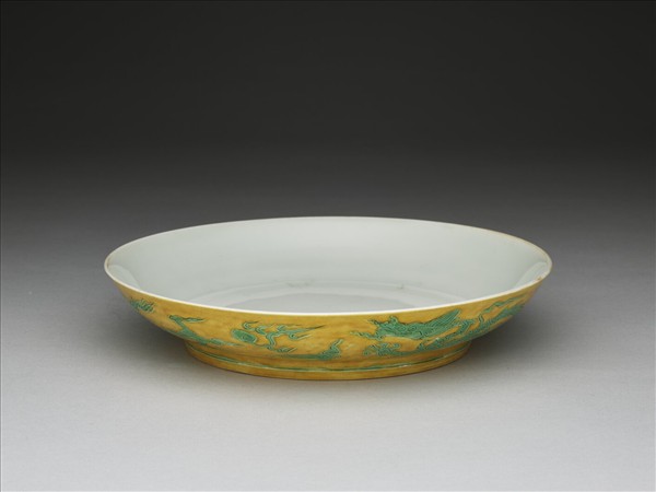 黃地綠彩雙龍戲珠紋盤