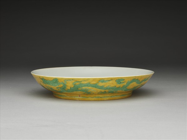 黃地綠彩雙龍戲珠紋盤