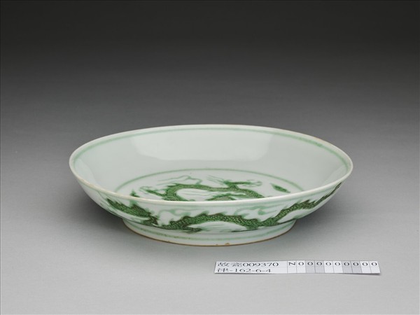 白瓷綠彩雲龍紋盤