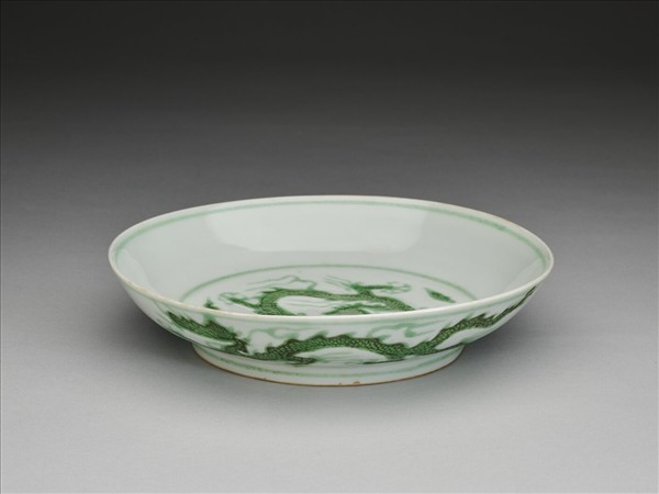 白瓷綠彩雲龍紋盤