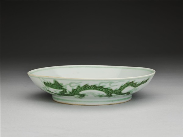 白瓷綠彩雲龍紋盤