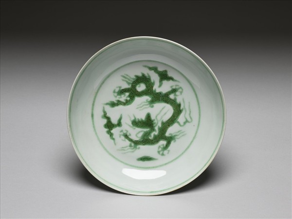 白瓷綠彩雲龍紋盤