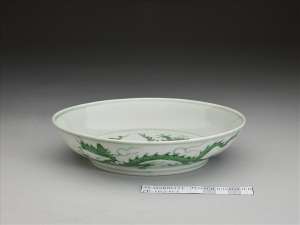 白瓷綠彩雲龍紋盤