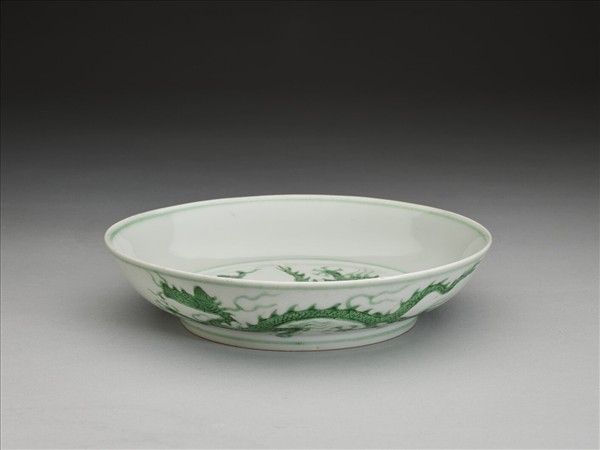 白瓷綠彩雲龍紋盤