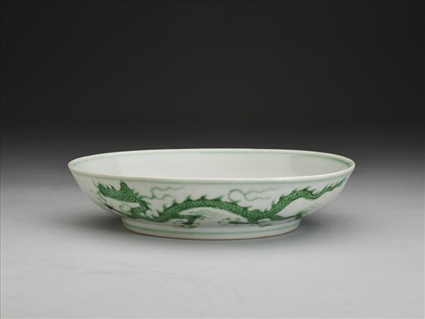 白瓷綠彩雲龍紋盤