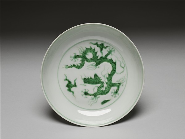 白瓷綠彩雲龍紋盤
