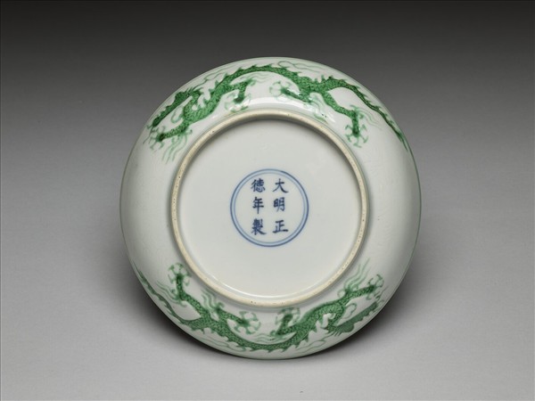 白瓷綠彩雲龍紋盤