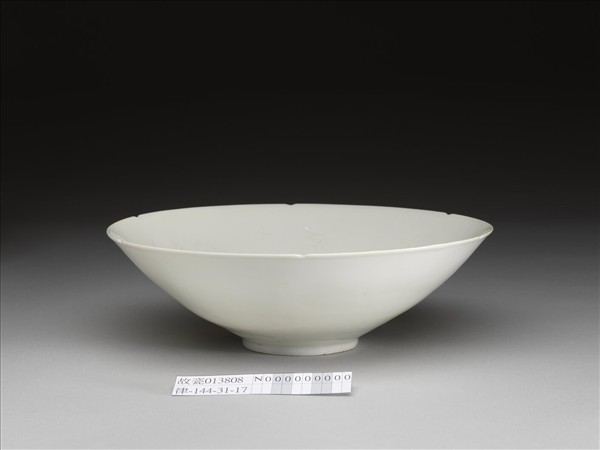 甜白釉暗花龍紋葵口碗