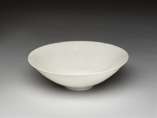 甜白釉暗花龍紋葵口碗