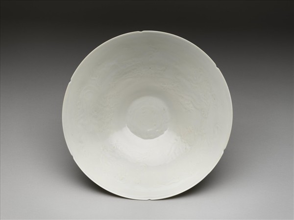 甜白釉暗花龍紋葵口碗