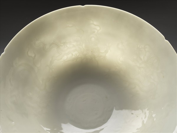 甜白釉暗花龍紋葵口碗