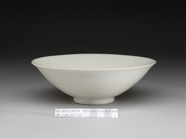 甜白釉暗花龍紋碗