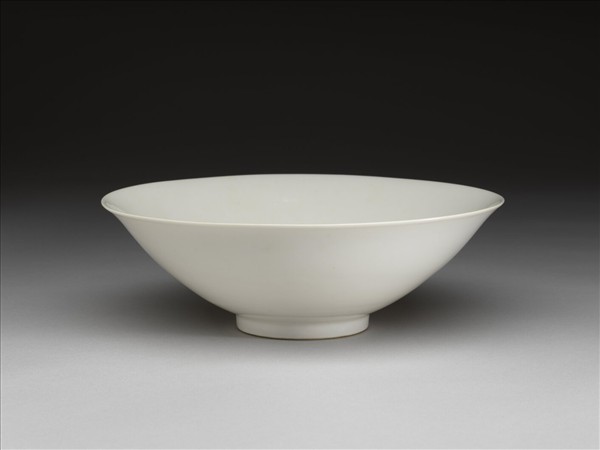 甜白釉暗花龍紋碗