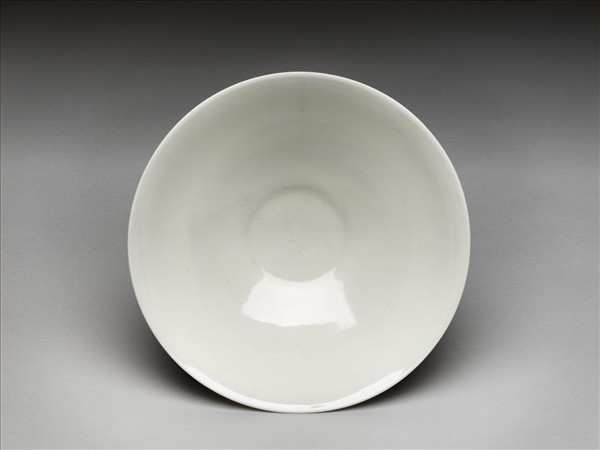 甜白釉暗花龍紋碗