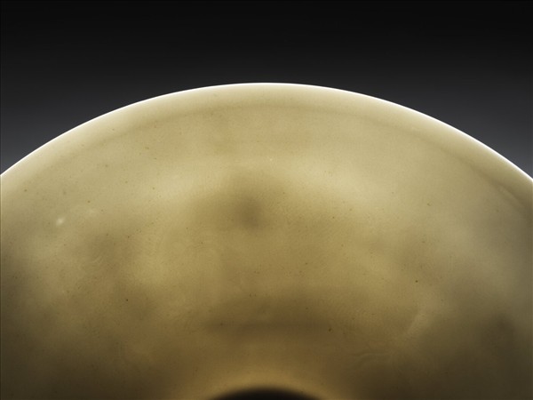 甜白釉暗花龍紋碗