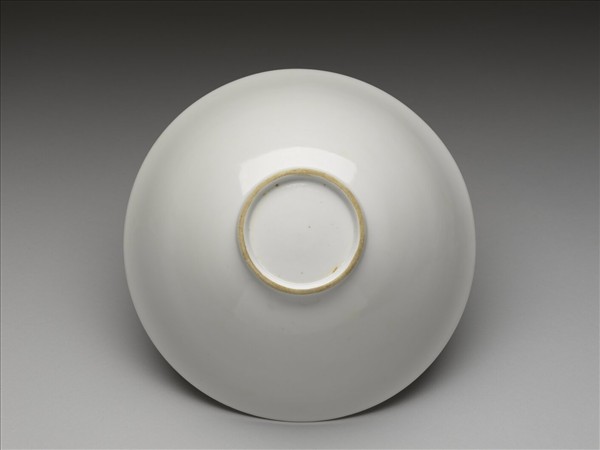 甜白釉暗花龍紋碗