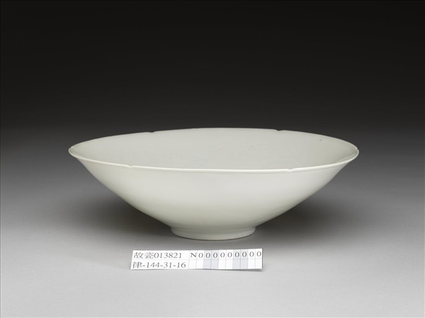 甜白釉暗花龍紋葵口碗